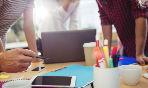 Equipo de comunicación estratégica trabajando