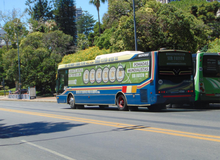 Colectivo con publicidad en Buenos Aires