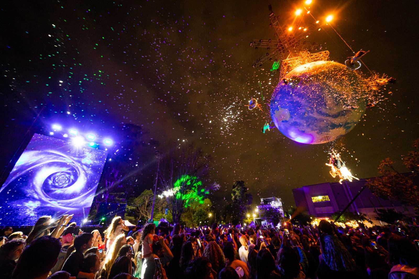 Show en vivo — festival con fuegos artificiales y multitud
