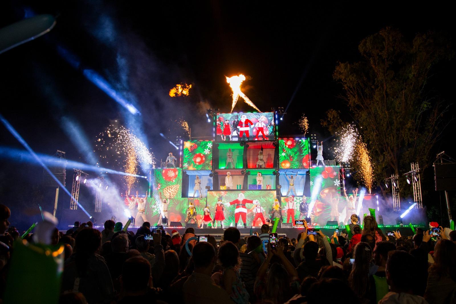Espectáculo artístico con escenario y efectos de fuego